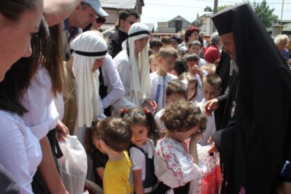 Manifestări cultural-artistice de Ziua Copilului la Aşezământul „Sfântul Vasile cel Mare“ din municipiul Galaţi, la Grădiniţa „Familia“ şi la Penitenciarul de Minori şi Tineri din Brăila – fotografia 18