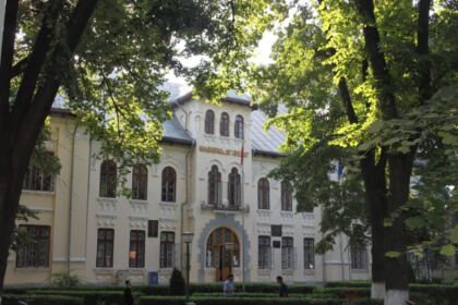 Festivitatea de premiere la Seminarul Teologic „Sfântul Apostol Andrei“ din Galaţi – fotografia 1