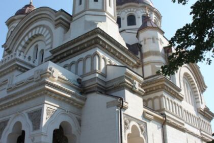 Cursul festiv al absolvenţilor Secţiei Farmacie, din cadrul Facultăţii de Medicină şi Farmacie – Galaţi – fotografia 2