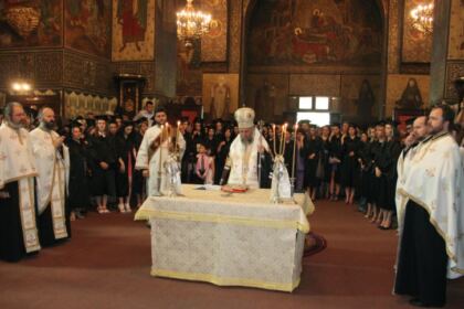 Cursul festiv al absolvenţilor Secţiei Farmacie, din cadrul Facultăţii de Medicină şi Farmacie – Galaţi – fotografia 4