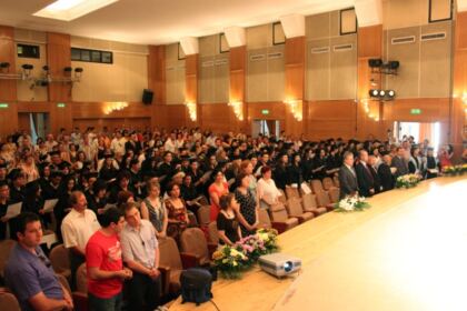 Cursul festiv al absolvenţilor Secţiei Farmacie, din cadrul Facultăţii de Medicină şi Farmacie – Galaţi – fotografia 13