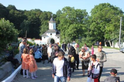 Pelerinajul tinerilor liceeni la hramul Mănăstirii Buciumeni, judeţul Galaţi – fotografia 2
