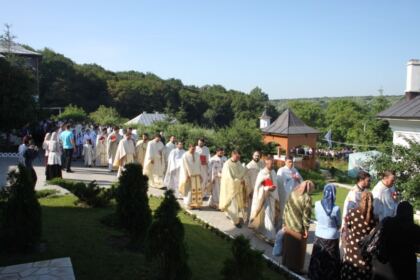 Pelerinajul tinerilor liceeni la hramul Mănăstirii Buciumeni, judeţul Galaţi – fotografia 4