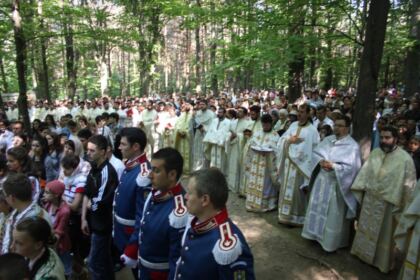 Pelerinajul tinerilor liceeni la hramul Mănăstirii Buciumeni, judeţul Galaţi – fotografia 9