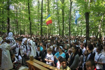 Pelerinajul tinerilor liceeni la hramul Mănăstirii Buciumeni, judeţul Galaţi – fotografia 13