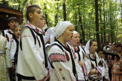 Pelerinajul tinerilor liceeni la hramul Mănăstirii Buciumeni, judeţul Galaţi – fotografia 14