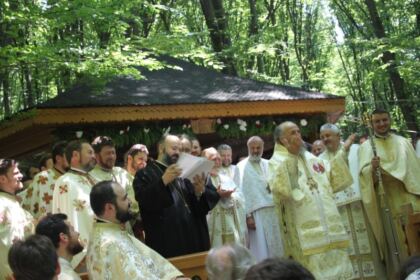 Pelerinajul tinerilor liceeni la hramul Mănăstirii Buciumeni, judeţul Galaţi – fotografia 16