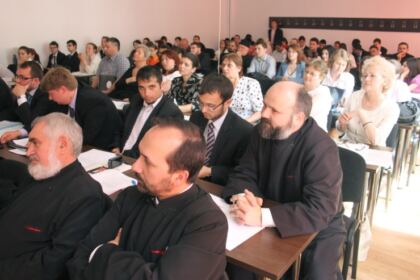 Simpozionul Naţional Studenţesc „Episcopul Melchisedec Ştefănescu – 120 de ani de la trecerea la cele veşnice“ – fotografia 17