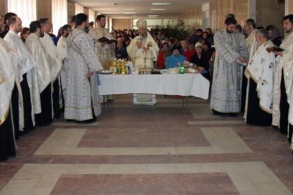 În mijlocul bolnavilor de la Spitalul Clinic de Urgenţă „Sf. Apostol Andrei“ din Galaţi, în Duminica slăbănogului – fotografia 6