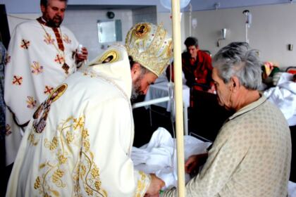 În mijlocul bolnavilor de la Spitalul Clinic de Urgenţă „Sf. Apostol Andrei“ din Galaţi, în Duminica slăbănogului – fotografia 10