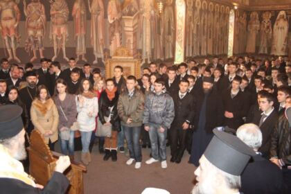 Simpozionul ştiinţific „Tânărul creştin, mărturisitor al puterii de vindecare sufletească şi trupească prin Taina Sfântului Maslu” – fotografia 5