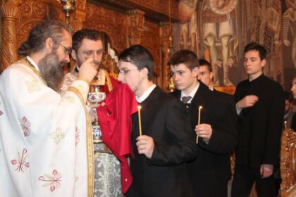 Simpozionul ştiinţific „Tânărul creştin, mărturisitor al puterii de vindecare sufletească şi trupească prin Taina Sfântului Maslu” – fotografia 6
