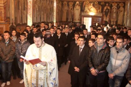 Simpozionul ştiinţific „Tânărul creştin, mărturisitor al puterii de vindecare sufletească şi trupească prin Taina Sfântului Maslu” – fotografia 7