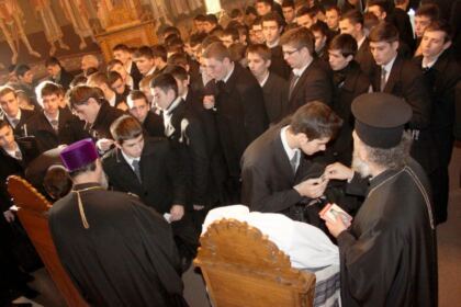 Simpozionul ştiinţific „Tânărul creştin, mărturisitor al puterii de vindecare sufletească şi trupească prin Taina Sfântului Maslu” – fotografia 9