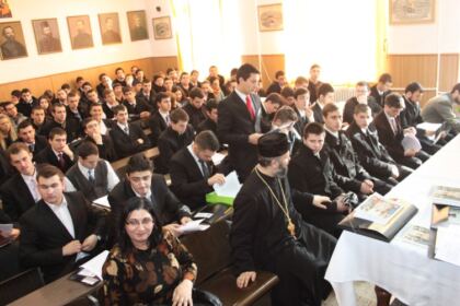 Simpozionul ştiinţific „Tânărul creştin, mărturisitor al puterii de vindecare sufletească şi trupească prin Taina Sfântului Maslu” – fotografia 19