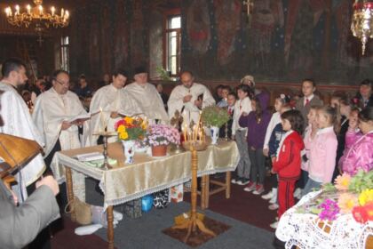 Taina Sfântului Maslu şi caravană medicală în parohia Tuluceşti, judeţul Galaţi – fotografia 3