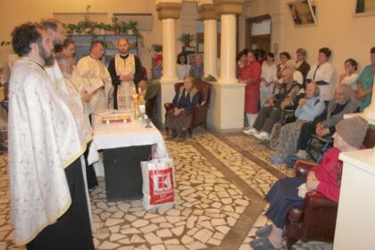 Slujire liturgică şi filantropică pentru bătrânii din cadrul Centrului Multifuncţional de Servicii Sociale din Galaţi – fotografia 14