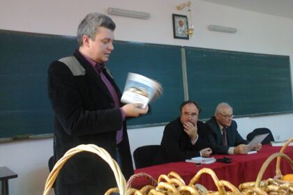 Concert de colinde şi lansare de carte la Departamentul de Teologie al Facultăţii de Istorie, Filozofie şi Teologie din Galaţi – fotografia 9