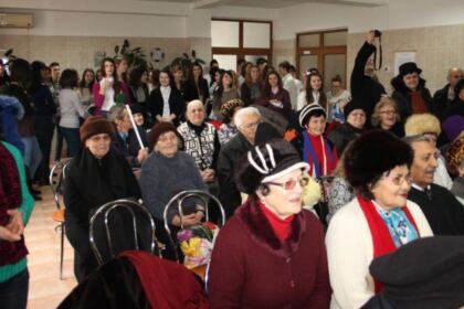 Serbare tradiţională la la Centrul multifuncţional de servicii sociale „Speranţe pentru vârsta a III-a“ din Galaţi – fotografia 2