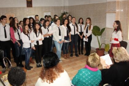 Serbare tradiţională la la Centrul multifuncţional de servicii sociale „Speranţe pentru vârsta a III-a“ din Galaţi – fotografia 8