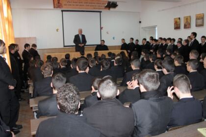 Poetul Mihai Eminescu omagiat la Seminarul Teologic „Sf. Apostol Andrei“ din Galaţi – fotografia 2