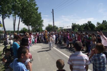 De Ziua Internaţională a Copilului, la parohia Costieni, judeţul Galaţi – fotografia 6