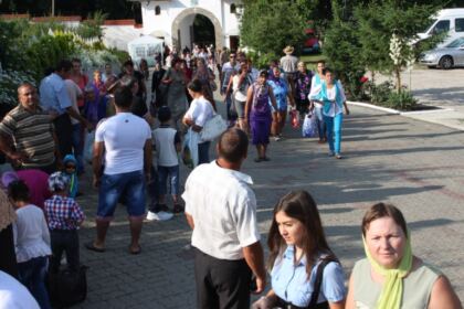 Pelerinajul tinerilor liceeni la hramul Mănăstirii Buciumeni – fotografia 1