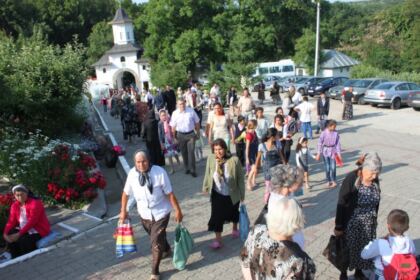 Pelerinajul tinerilor liceeni la hramul Mănăstirii Buciumeni – fotografia 3