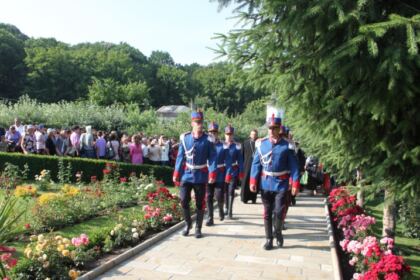 Pelerinajul tinerilor liceeni la hramul Mănăstirii Buciumeni – fotografia 4