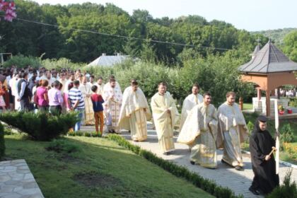 Pelerinajul tinerilor liceeni la hramul Mănăstirii Buciumeni – fotografia 6