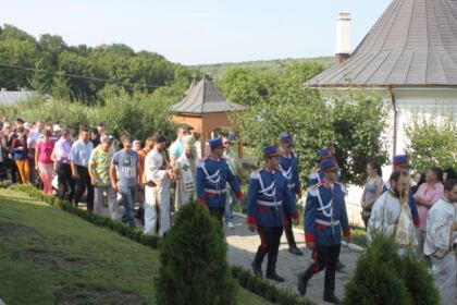 Pelerinajul tinerilor liceeni la hramul Mănăstirii Buciumeni – fotografia 9