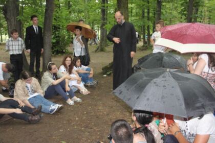 Pelerinajul tinerilor liceeni la hramul Mănăstirii Buciumeni – fotografia 33
