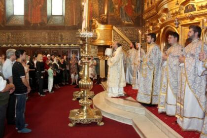 Duminica orbului din naştere la Catedrala Arhiepiscopală. Activităţi filantropice pentru membrii Asociaţiei Nevazatorilor – filiala Galaţi – fotografia 2