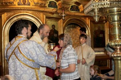 Duminica orbului din naştere la Catedrala Arhiepiscopală. Activităţi filantropice pentru membrii Asociaţiei Nevazatorilor – filiala Galaţi – fotografia 4