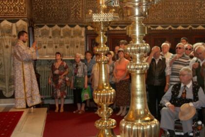 Duminica orbului din naştere la Catedrala Arhiepiscopală. Activităţi filantropice pentru membrii Asociaţiei Nevazatorilor – filiala Galaţi – fotografia 6