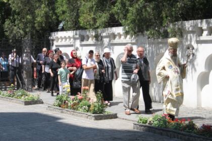 Duminica orbului din naştere la Catedrala Arhiepiscopală. Activităţi filantropice pentru membrii Asociaţiei Nevazatorilor – filiala Galaţi – fotografia 7