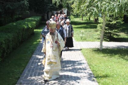 Duminica orbului din naştere la Catedrala Arhiepiscopală. Activităţi filantropice pentru membrii Asociaţiei Nevazatorilor – filiala Galaţi – fotografia 8