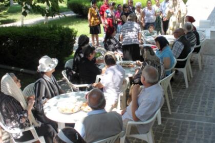 Duminica orbului din naştere la Catedrala Arhiepiscopală. Activităţi filantropice pentru membrii Asociaţiei Nevazatorilor – filiala Galaţi – fotografia 9