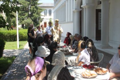 Duminica orbului din naştere la Catedrala Arhiepiscopală. Activităţi filantropice pentru membrii Asociaţiei Nevazatorilor – filiala Galaţi – fotografia 10