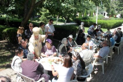 Duminica orbului din naştere la Catedrala Arhiepiscopală. Activităţi filantropice pentru membrii Asociaţiei Nevazatorilor – filiala Galaţi – fotografia 12