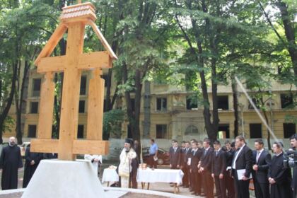Sfinţirea noii troiţe din Campusul Universitar „Al. I. Cuza“ din Galaţi – fotografia 2