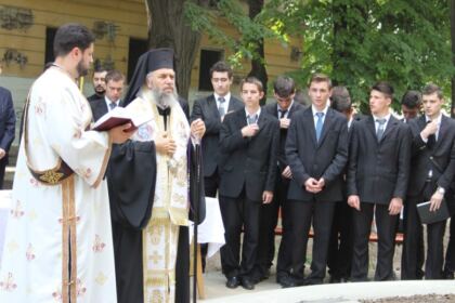 Sfinţirea noii troiţe din Campusul Universitar „Al. I. Cuza“ din Galaţi – fotografia 4