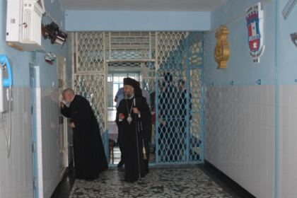 Vizita pascală a Înaltpreasfinţitului Părinte Arhiepiscop Casian la Penitenciarul Galaţi – fotografia 9