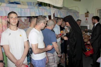 Vizita pascală a Înaltpreasfinţitului Părinte Arhiepiscop Casian la Penitenciarul Galaţi – fotografia 10