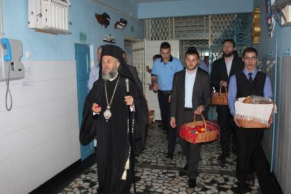 Vizita pascală a Înaltpreasfinţitului Părinte Arhiepiscop Casian la Penitenciarul Galaţi – fotografia 11