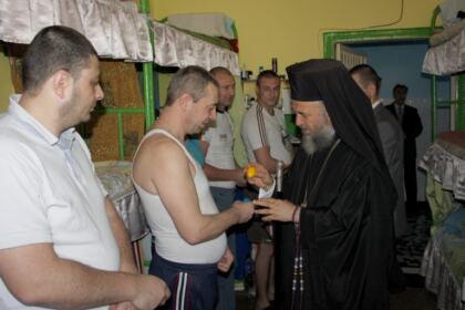 Vizita pascală a Înaltpreasfinţitului Părinte Arhiepiscop Casian la Penitenciarul Galaţi – fotografia 13