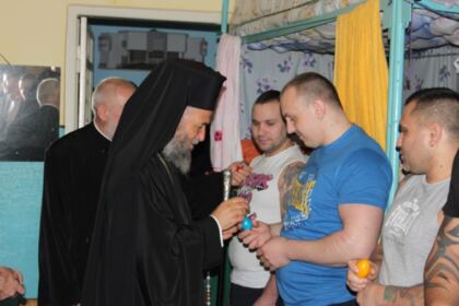 Vizita pascală a Înaltpreasfinţitului Părinte Arhiepiscop Casian la Penitenciarul Galaţi – fotografia 14