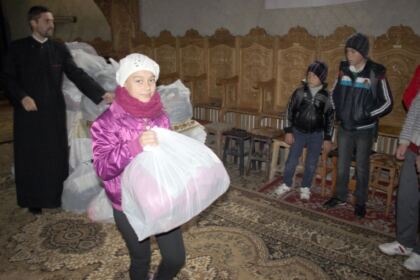 Îmbrăcăminte şi încălţăminte pentru copiii familiilor sinistrate oferite de Arhiepiscopia Dunării de Jos – fotografia 1