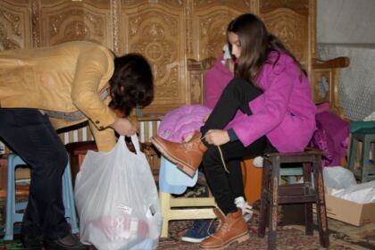 Îmbrăcăminte şi încălţăminte pentru copiii familiilor sinistrate oferite de Arhiepiscopia Dunării de Jos – fotografia 4