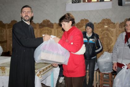 Îmbrăcăminte şi încălţăminte pentru copiii familiilor sinistrate oferite de Arhiepiscopia Dunării de Jos – fotografia 5